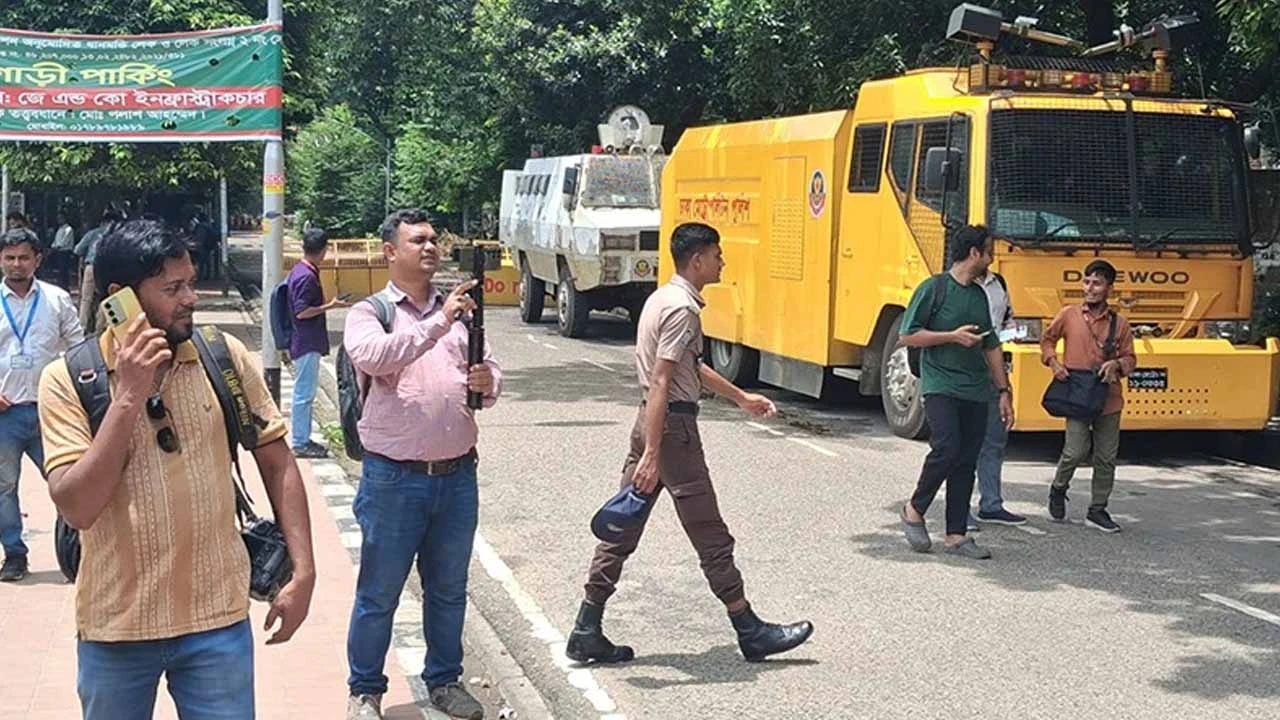 ধানমন্ডি ৩২ নম্বরে কড়া নিরাপত্তা, আটক ৪