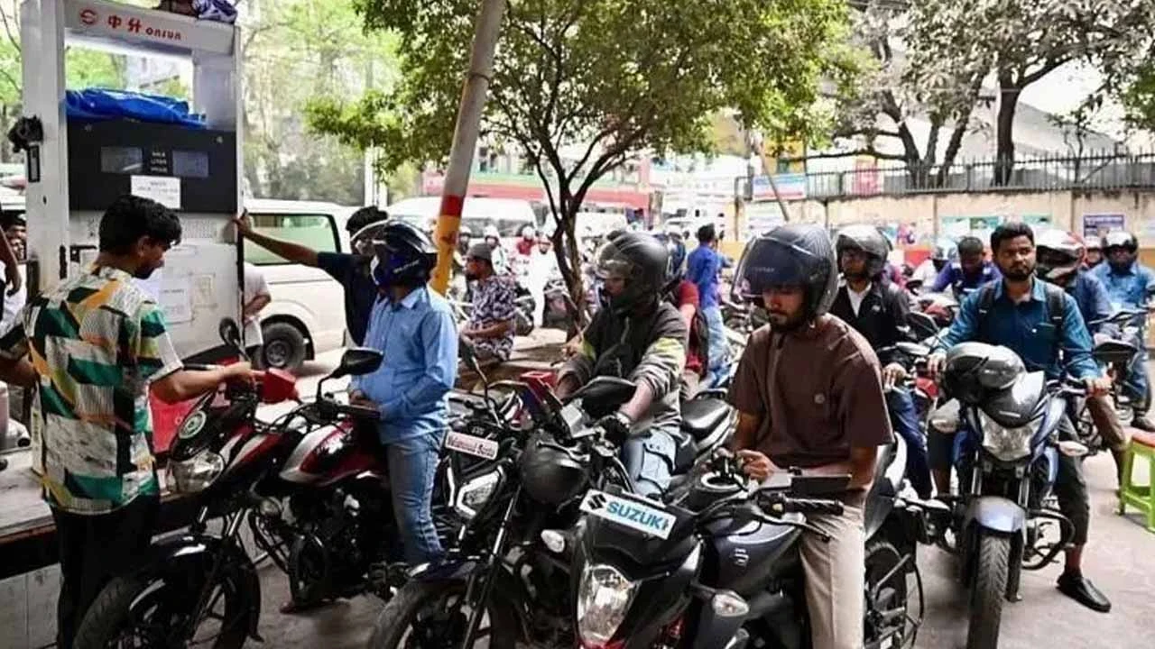 বিশ্ববাজারে বাড়লে বাংলাদেশেও বাড়ে, কমলে কমে না কেন?