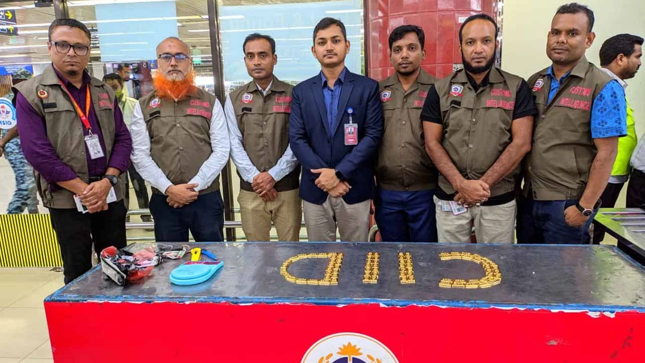 দুই বিমানকর্মীর জুতার ভেতর লুকানো ছিল ৯ কেজি সোনা