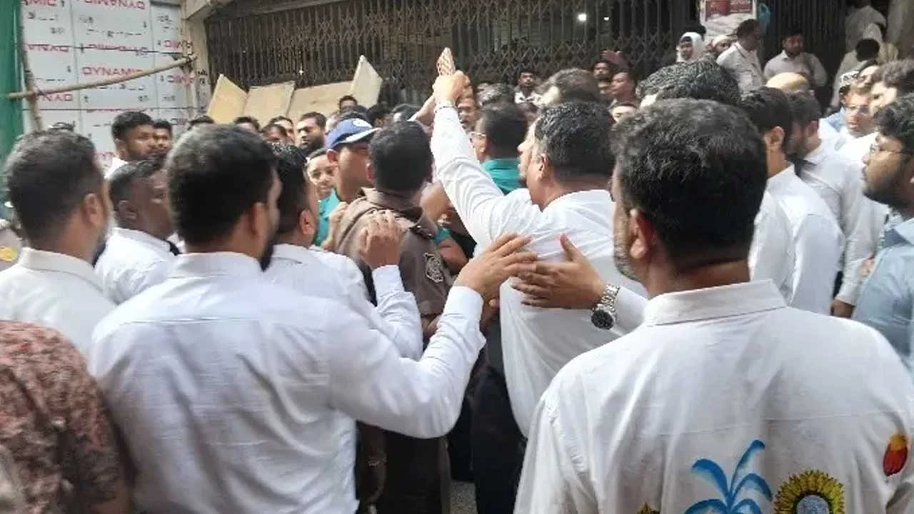 আদালতে বিএনপি-জামায়াত আইনজীবীদের হাতাহাতি, এজলাস ছাড়লেন বিচারক