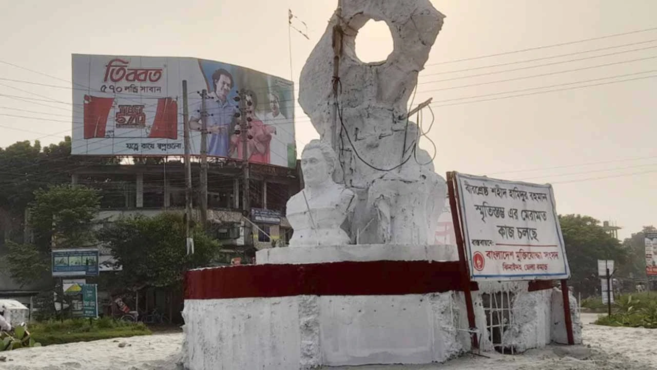 বীরশ্রেষ্ঠ হামিদুর রহমানের ভাস্কর্যে জুতার মালা, ভাইরাল ছবি
