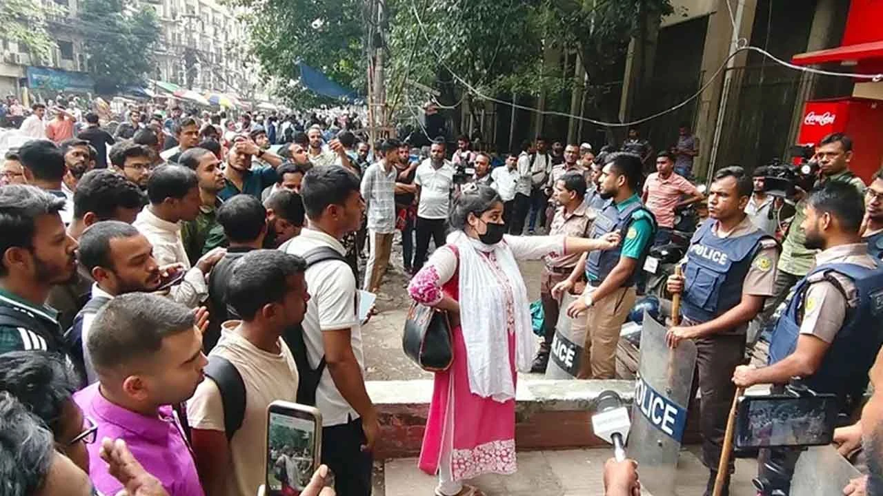 প্রশ্নপত্র ফাঁসের অভিযোগে যুব উন্নয়ন অধিদপ্তরের নিয়োগ পরীক্ষা স্থগিত, প্রতিবাদে সড়ক অবরোধ