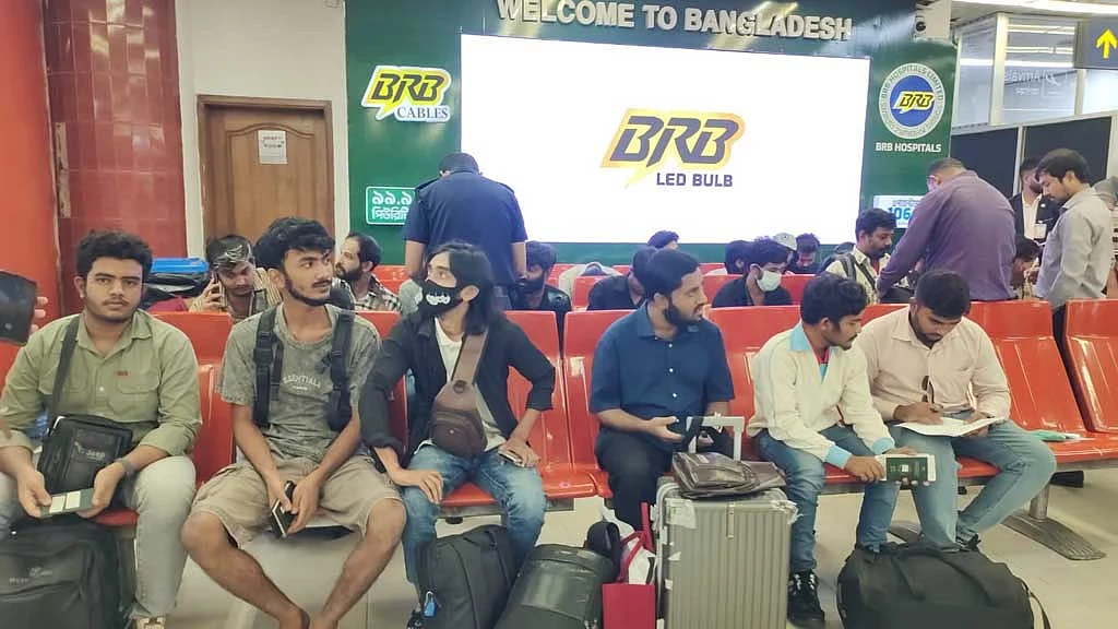 কম্বোডিয়ার স্ক্যাম সেন্টার থেকে উদ্ধার হয়ে ৩০ বাংলাদেশি পৌঁছেছেন  ঢাকায়
