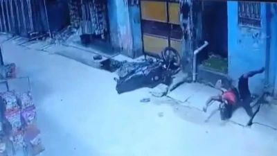 মোটরসাইকেল নিয়ে পালাতে গিয়ে ডিগবাজি, ছিটকে পড়লো চোর