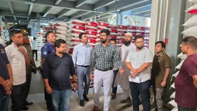 মজুতদারী: নওগাঁয় ভোক্তা অধিদপ্তরের অভিযানে দুই চালকল মালিকের জরিমানা