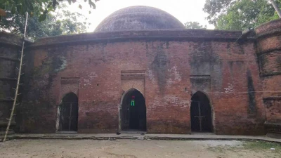 অবহেলায় ক্ষয় হচ্ছে বিশ্ব ঐতিহ্যের নয় গম্বুজ মসজিদ