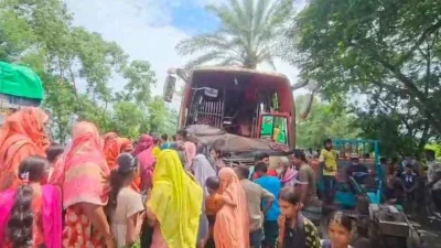 গুরুদাসপুরে বাস ও নসিমনের মুখোমুখি সংঘর্ষে নিহত ৩, আহত ৭
