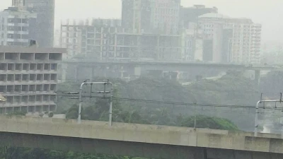রাজধানীর আকাশ হঠাৎ অন্ধকার: জনজীবনে স্থবিরতা