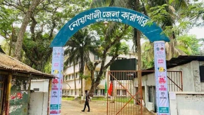 জামিনে মুক্তি পাওয়াদের বরণ করতে গিয়ে ফুলের মালাসহ আ.লীগের ৪ নেতাকর্মী আটক