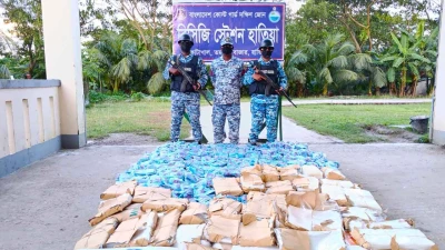 নোয়াখালীতে ৩ লাখ ২০ হাজার টাকার নিষিদ্ধ পলিথিন জব্দ