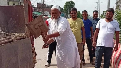 মহাদেবপুরে স্বেচ্ছাশ্রমে ময়লা পরিস্কার করলেন বিএনপি নেতা হাজী আক্কাস