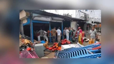 ভালুকায় প্লাস্টিকের দোকানে ভয়াবহ আগুন, পুড়েছে কোটি টাকার মালামাল