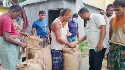 গুদামে ধান দিয়ে ন্যায্য মূল্য পেয়ে হাসি ফুটেছে গাইবান্ধার প্রান্তিক কৃষকদের