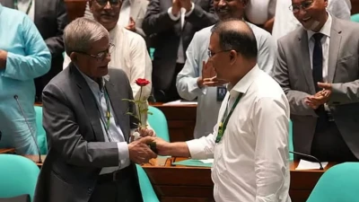 নতুন রাষ্ট্রপতি মির্জা ফখরুলকে লাল গোলাপ দিলেন প্রধানমন্ত্রী, বিরোধী নেতাদের সঙ্গে কোলাকুলি