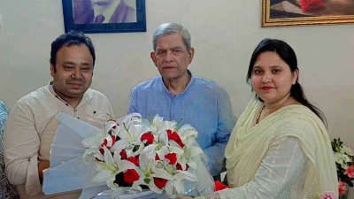 রাষ্ট্রপতি নির্বাচিত হওয়ায় ফুল দিয়ে শুভেচ্ছা জানালেন এসপিডিএসের প্রতিষ্ঠাতা সারমীন আক্তার