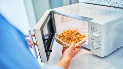 যেসব খাবার মাইক্রোওয়েভে গরম করা ঠিক নয়