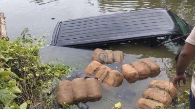 পুলিশের ধাওয়া খেয়ে পুকুরে গাঁজাবাহী মাইক্রোবাস