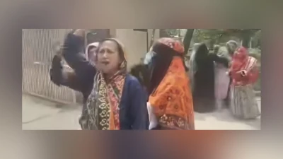 টঙ্গীতে আওয়ামী লীগের ৬ নেতা কর্মীর গ্রেপ্তারের প্রতিবাদে পূর্ব থানার সামনে জয় বাংলা স্লোগান