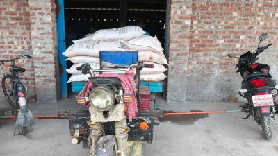 কৃষকের সার ব্যবসায়ীর কাছে বিক্রি, প্রশ্নের মুখে কৃষি কর্মকর্তা