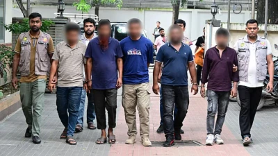 ডাকাত দলে র‍্যাব সদস্য, পিস্তলসহ গ্রেপ্তার ৫