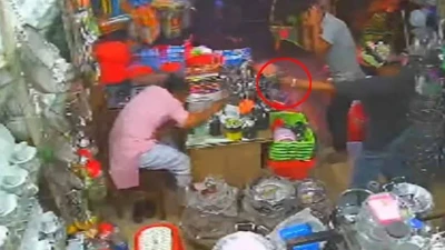 দোকানে ঢুকে গুলি, আশঙ্কাজনক অবস্থায় ঢামেকে ব্যবসায়ী