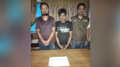 দিনাজপুরে প্রকাশ্য দিবালোকে ছিনতাই: ডিবির অভিযানে গ্রেপ্তার ২