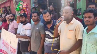 সড়ক নির্মাণ করে দাও নয়তো নলছিটি পৌর সভা বাতিল কর মানববন্ধনে বক্তারা