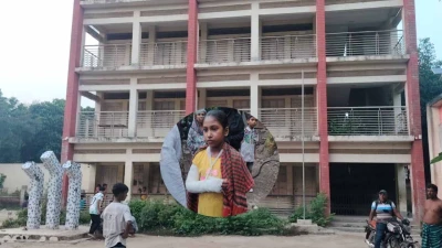 বাঞ্ছারামপুরে শিক্ষিকার বেত্রাঘাতে ছাত্রীর হাত ভাঙার অভিযোগ
