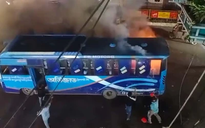 মিরপুরে চলন্ত দুটি বাসে আগুন