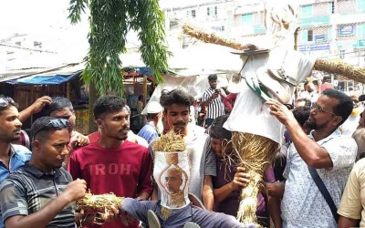 এমপি নজরুলের শাস্তি দাবিতে সাতক্ষীরায় বিক্ষোভ-কুশপুতুল দাহ