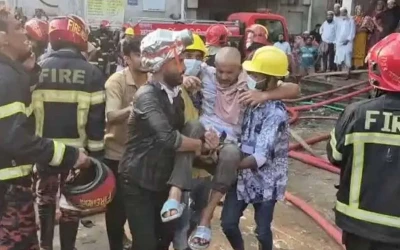 পোশাক কারখানায় আগুনের ধোঁয়ায় অসুস্থ ৭০ জনকে উদ্ধার