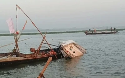 জেলেদের ধাওয়া করতে গিয়ে ডুবল পুলিশের স্পিডবোট