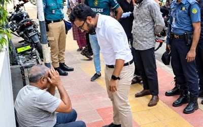 ফুটপাতে মধ্যবয়সী ব্যক্তিকে যুবকের মারধর, ঘটনাটি আসলে কী