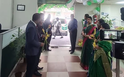 ফুল দিয়ে মিষ্টিমুখ করিয়ে গ্রাহকদের টাকা দিচ্ছে ন্যাশনাল ব্যাংক