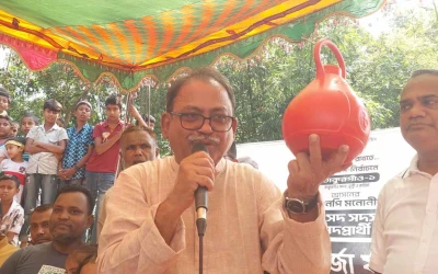 ঠাকুরগাঁওয়ে টিফিনের টাকা ব্যাংকে জমিয়ে মির্জা ফয়সল আমিনকে উপহার দিল শিশু মুন্নি