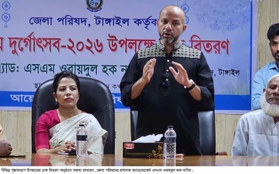 টাঙ্গাইল জেলা পরিষদের পূজামণ্ডপে আর্থিক উপহার
