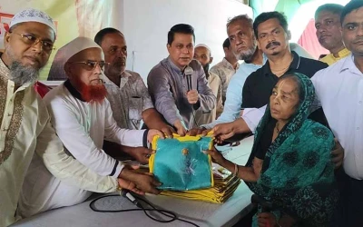 ভালুকায় দুর্গোৎসবে শাড়ি-লুঙ্গি ও উপহারসামগ্রী বিতরণ করলেন মেয়র পদপ্রার্থী আলহাজ্ব হাতেম খান