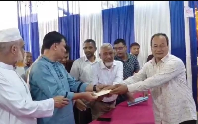 পঞ্চগড়ের আটোয়ারীতে ৩টি  দুর্গাপূজা মণ্ডপ পরিদর্শন ও উপহার তুলে দিলেন জেলা পরিষদ প্রশাসক