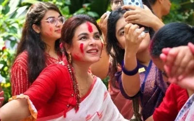 দশমীতে ঢাকেশ্বরী মন্দিরে সিঁদুর খেলায় মাতলেন শাওন
