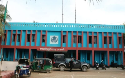 হেলমেট পরে এসে চায়ের দোকানে বসা বৃদ্ধকে গুলি