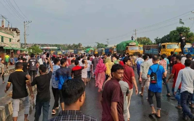 পুলিশের সঙ্গে পোশাক শ্রমিকদের সংঘর্ষে রণক্ষেত্র গাজীপুর, আহত ৫০